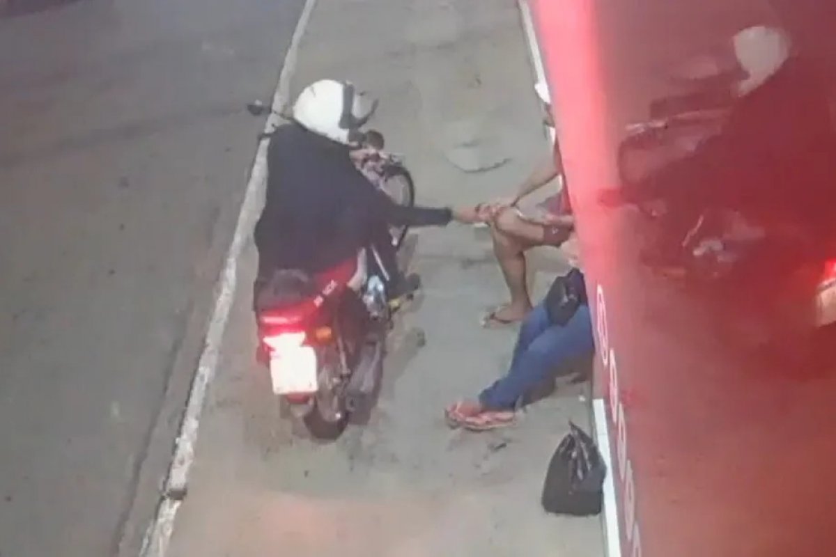 Homem em motocicleta rouba celulares no bairro do Imbui, em Salvador