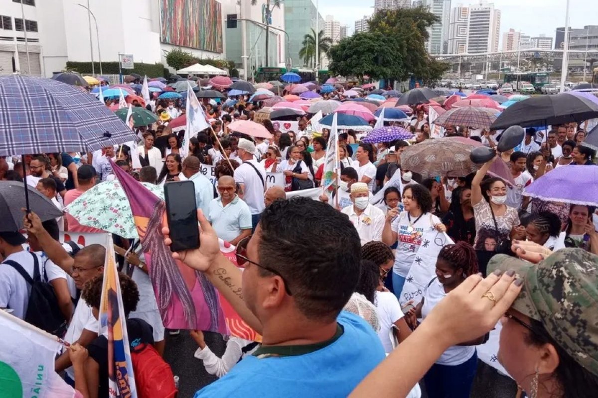 Enfermeiros protestam em Salvador contra suspensão do piso salarial da categoria