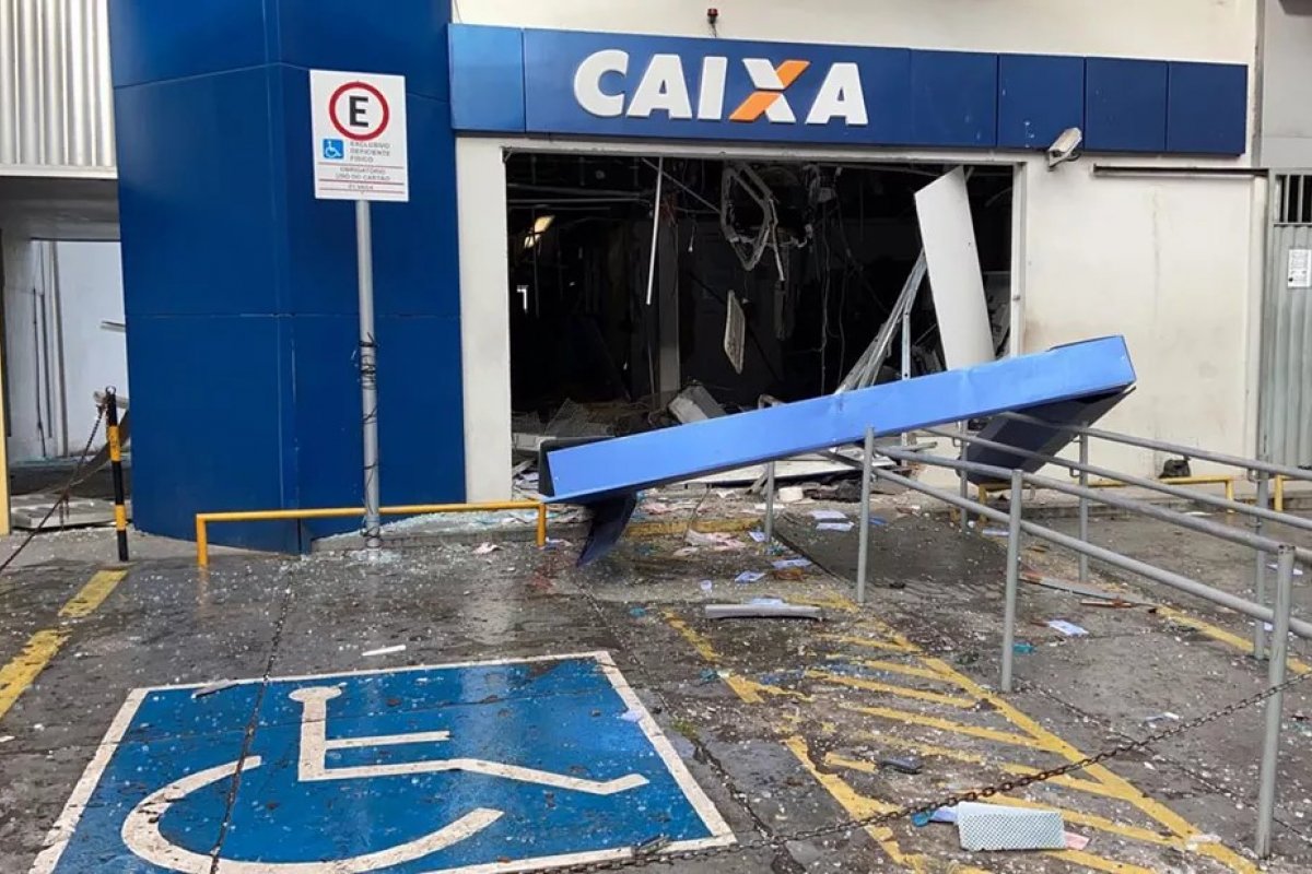 Criminosos explodem caixas eletrônicos em agência bancária de Salvador