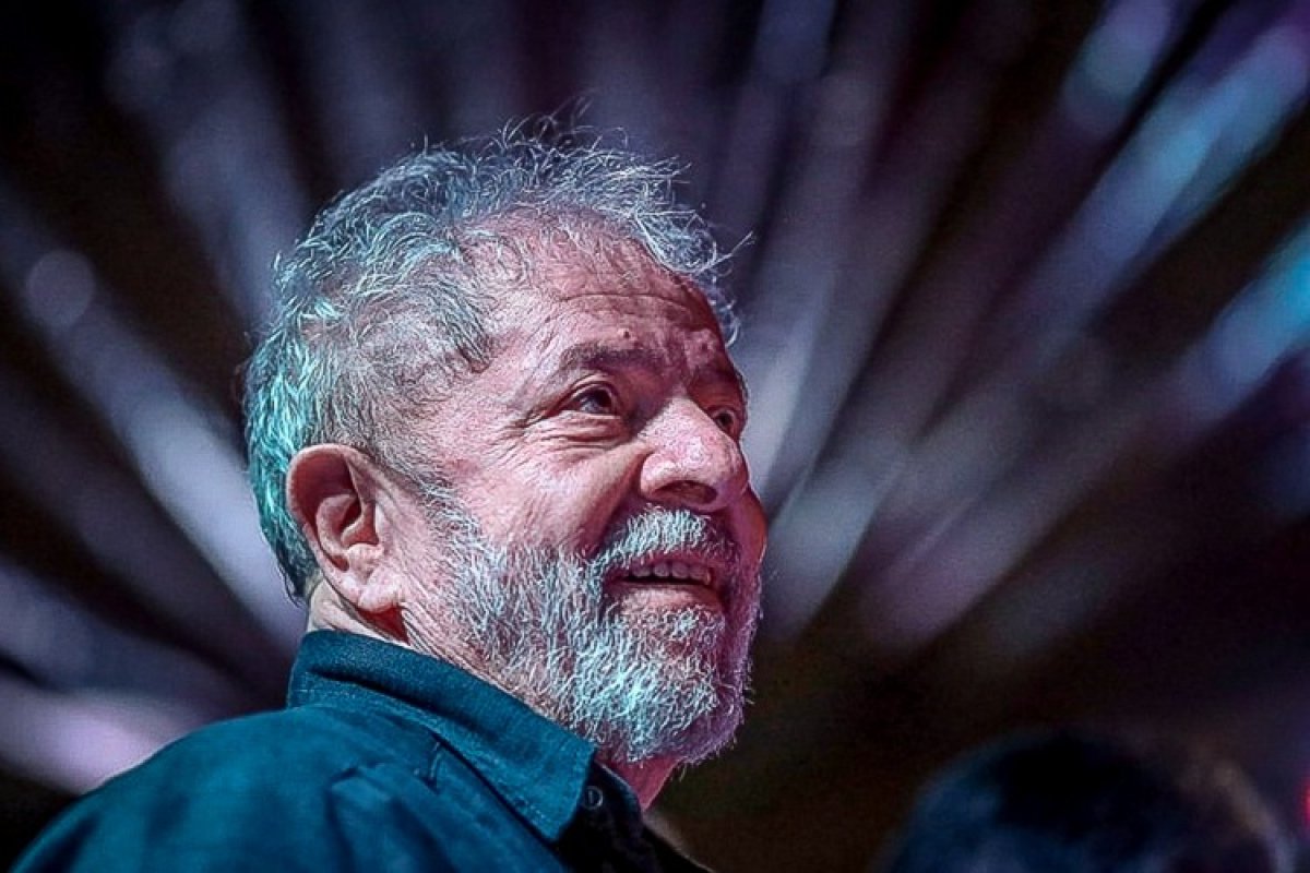 Lula aciona TSE contra Record TV por entrevista marcada em dia de menor audiência