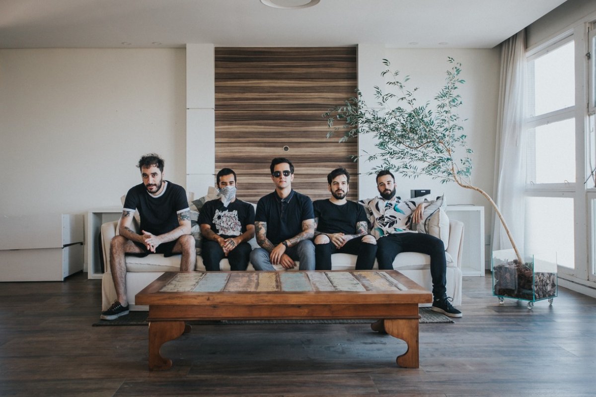 Teto das Nuvens convida Caio Weber na canção 'Em Pedaços'