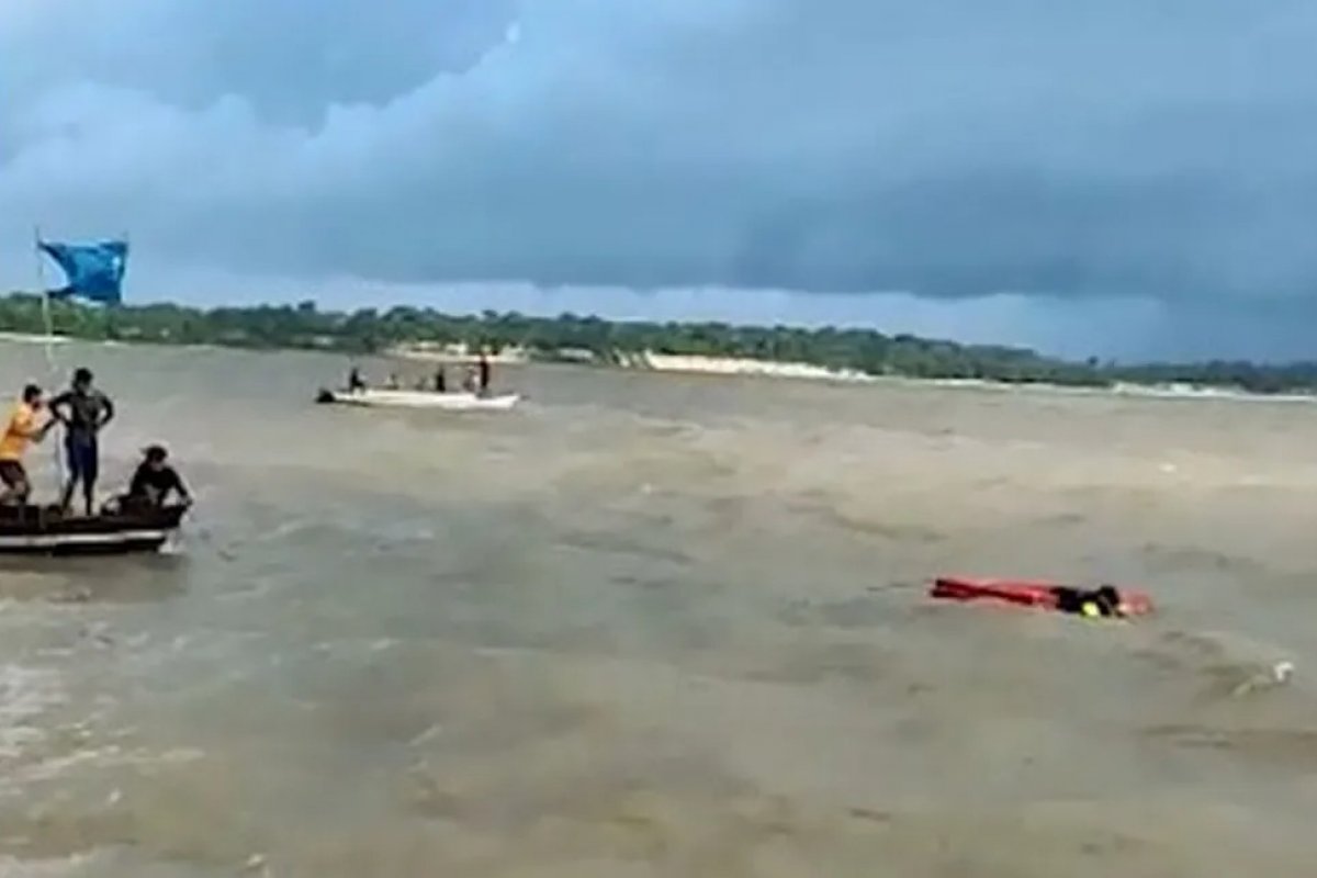 Em Belém, bombeiros buscam corpos em embarcação naufragada