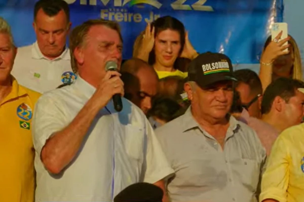 No Tocantins, Bolsonaro diz que 'vai varrer' o PT para o 'lixo da história' se for reeleito
