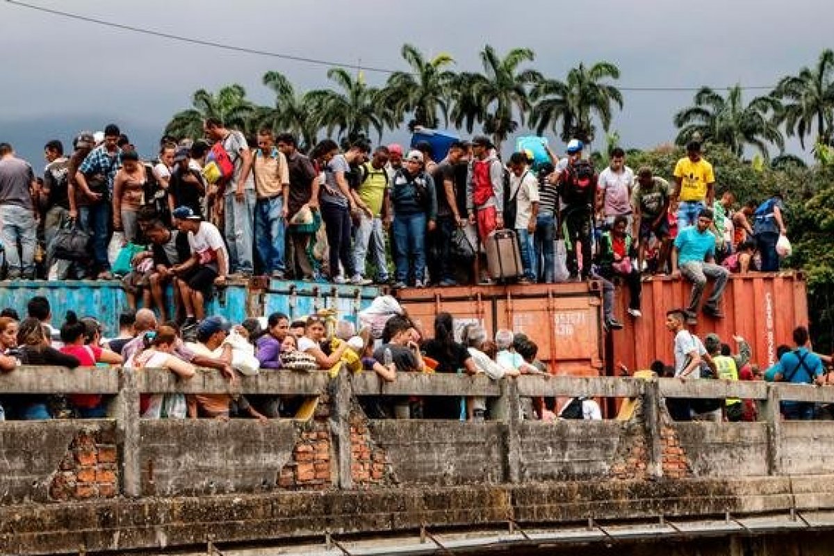 Colômbia e Venezuela reabrem fronteiras entre os dois países após três anos