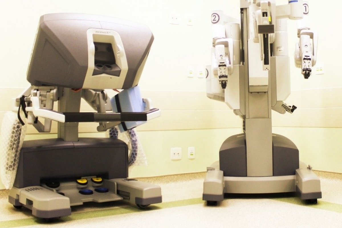 Apoiado por um robô, médico reconstrói rim de criança de apenas 8 anos