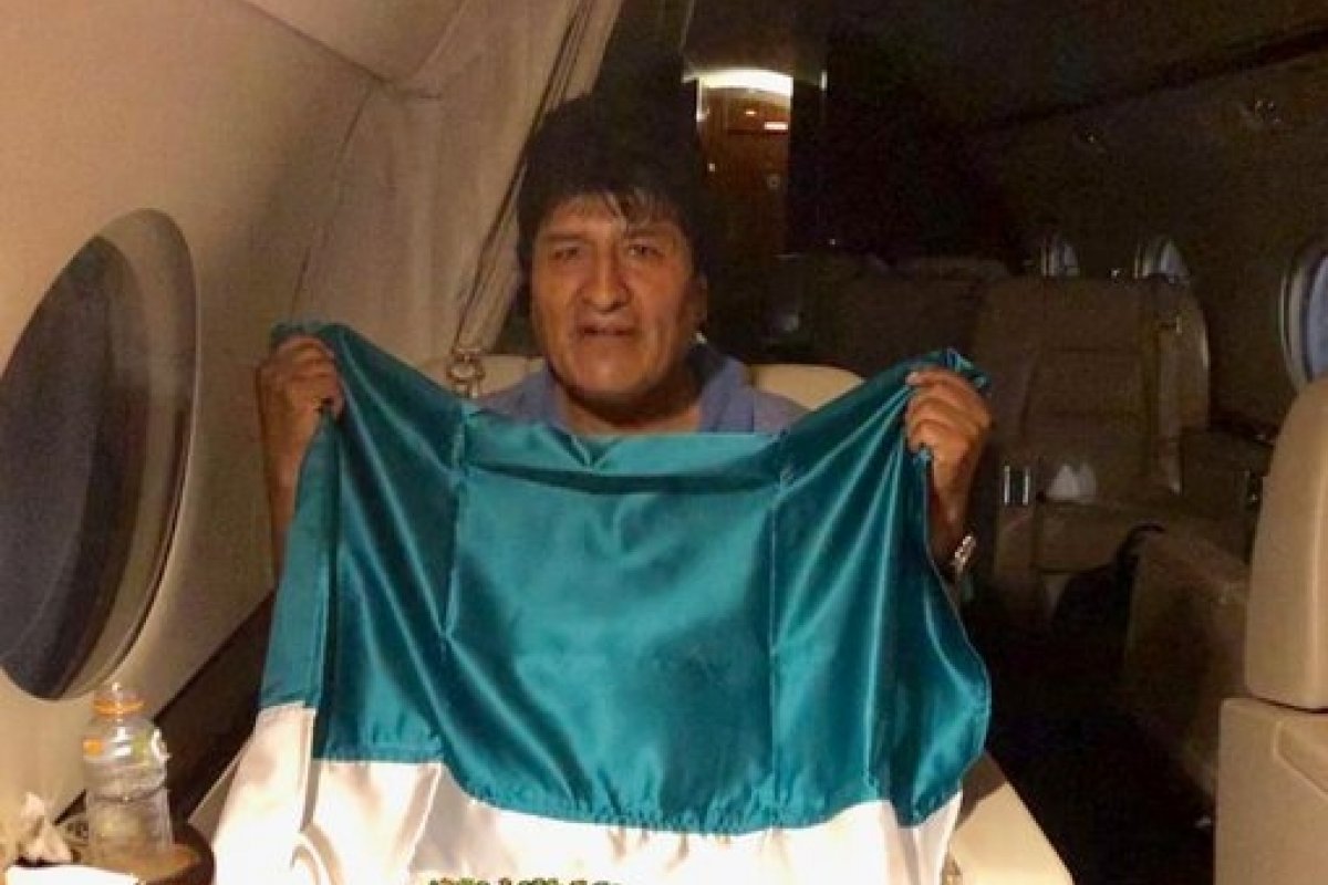 Evo Morales deixa Bolívia e parte para exílio no México