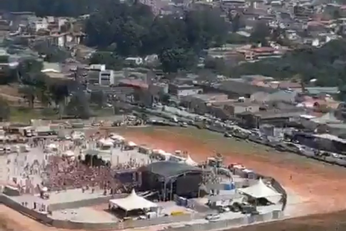Vídeo: comício do PT tem baixa adesão em São Paulo