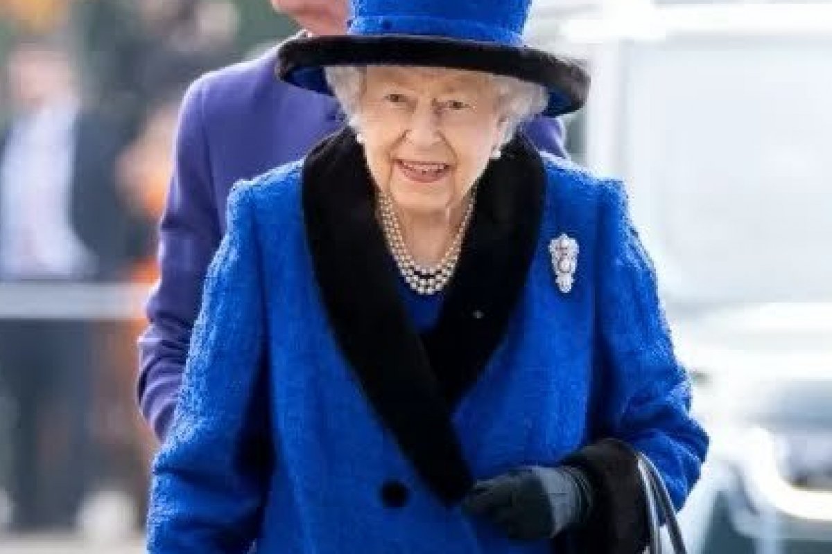 Rainha Elizabeth ll usou por sete décadas, dois modelos de bolsa! 
