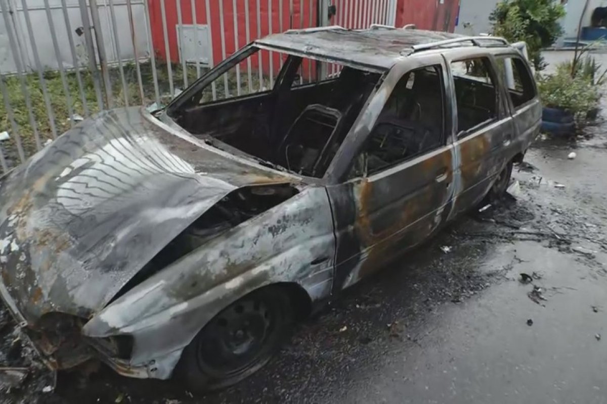 Carro é fica destruído após pegar fogo no bairro de Santa Mônica, em Salvador