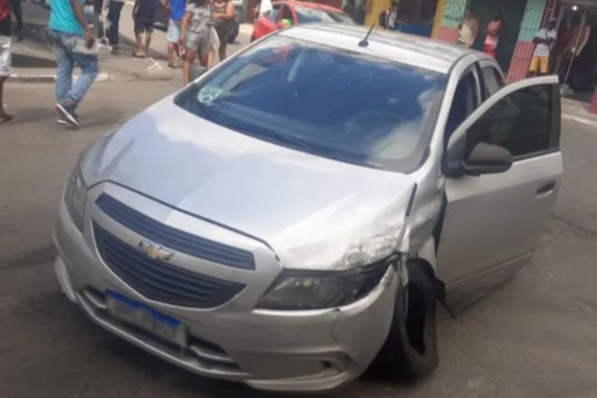Homem é baleado na porta de casa durante confronto entre policiais e suspeitos de roubo em Salvador