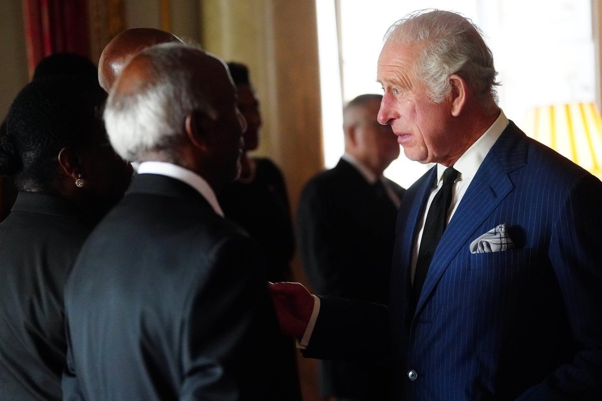 Charles III dará continuidade a despedida da rainha na Escócia