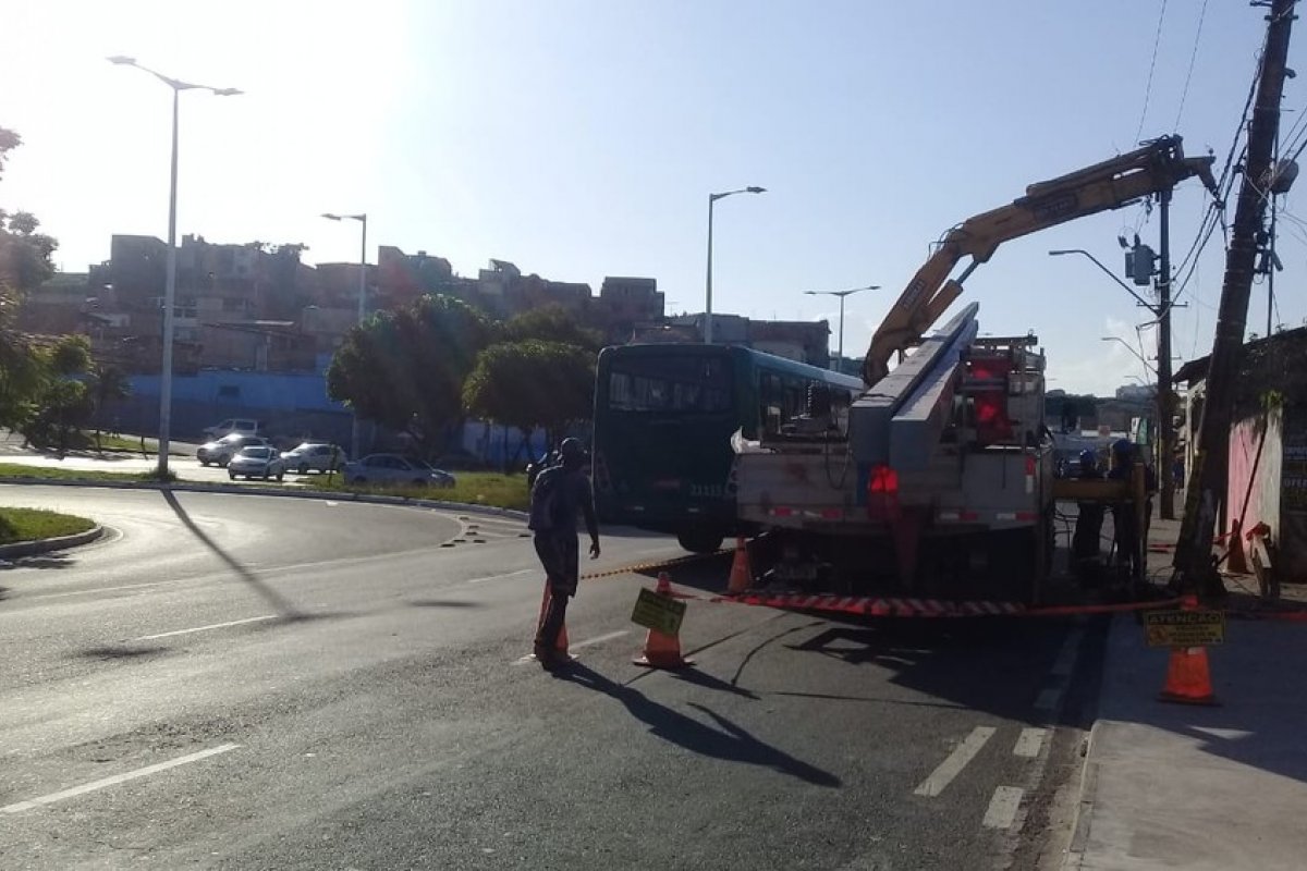 Veículo bate e derruba poste na Avenida San Martin, em Salvador