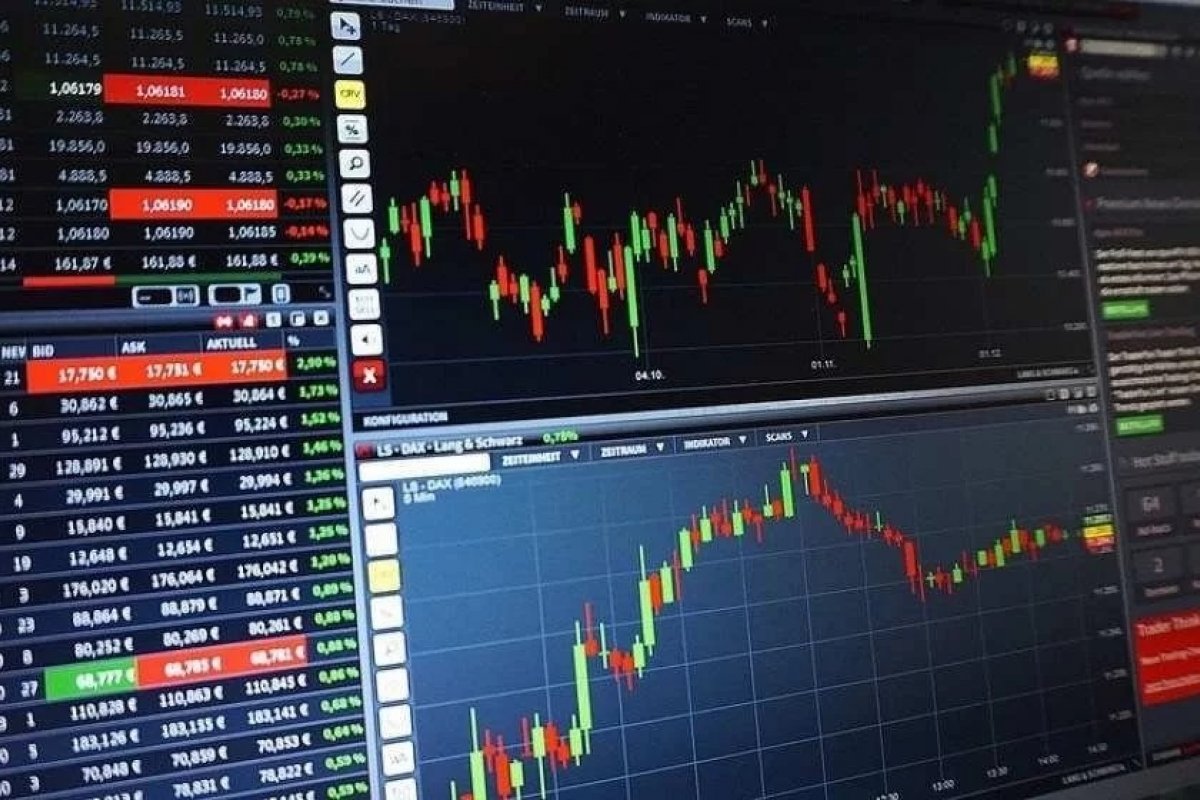 Ibovespa sobe mais de 1% e dólar recua nesta segunda-feira (12)