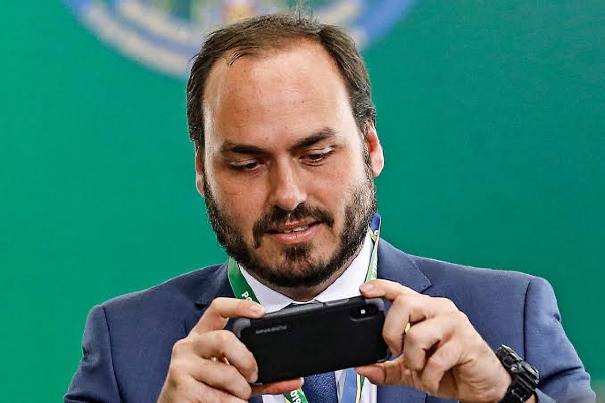 Carlos Bolsonaro desaparece das redes sociais