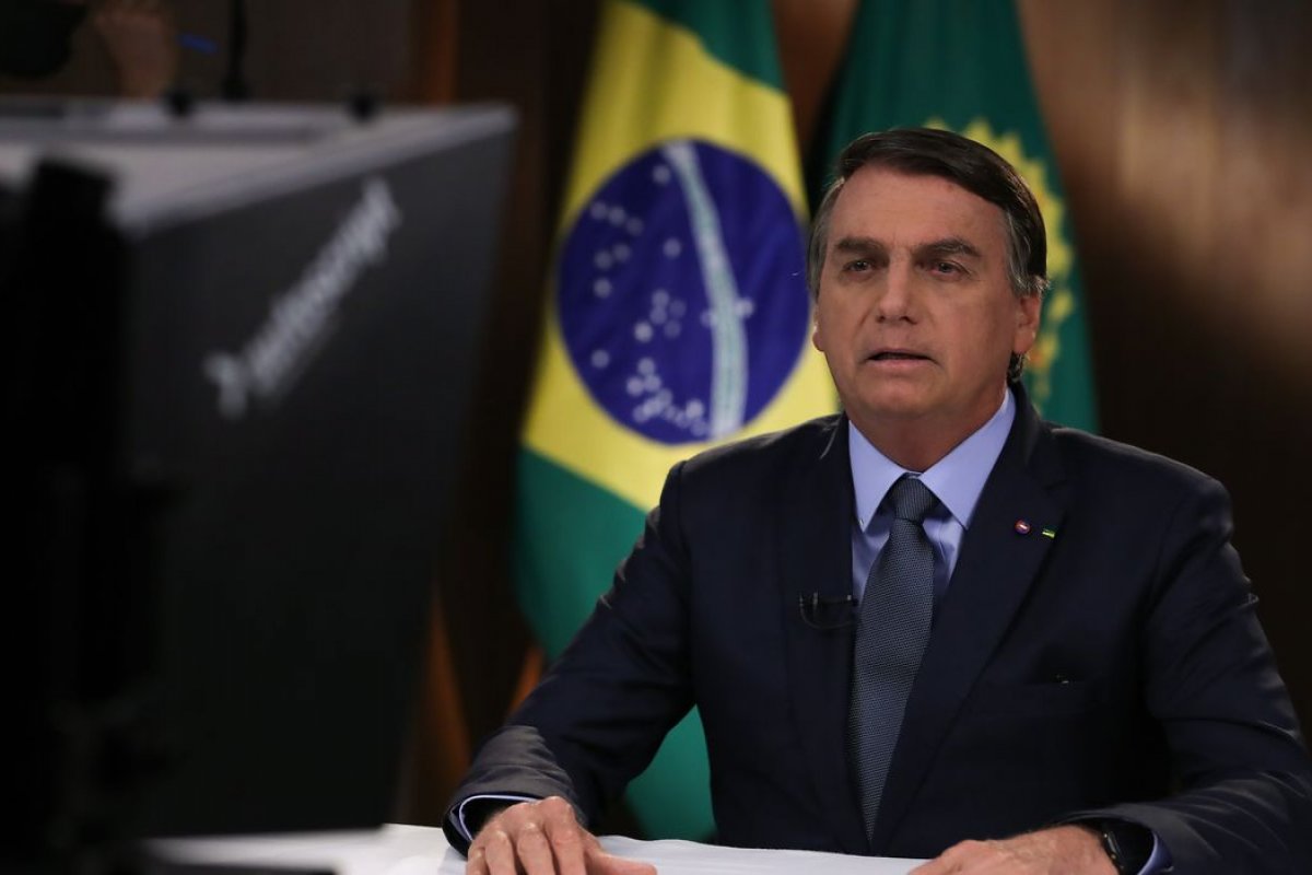Bolsonaro assina livro de condolências pela morte de Elizabeth II; confira a mensagem