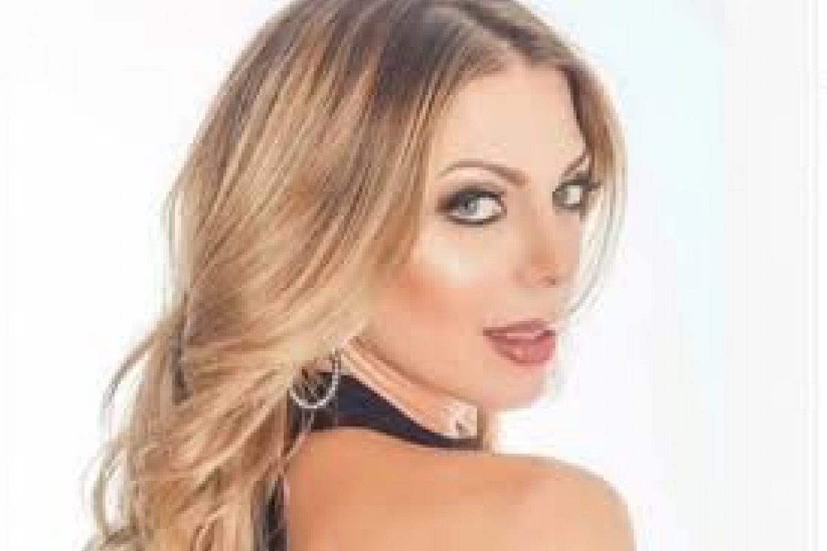 Ex-dançarina do É o Tchan recebe alta hospitalar