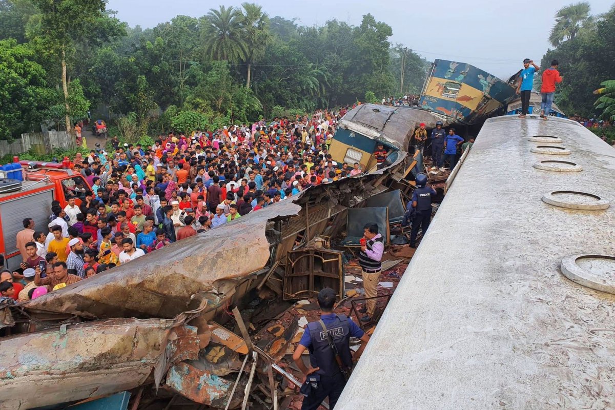 Acidente entre trens deixa mortos e dezenas de feridos em Bangladesh
