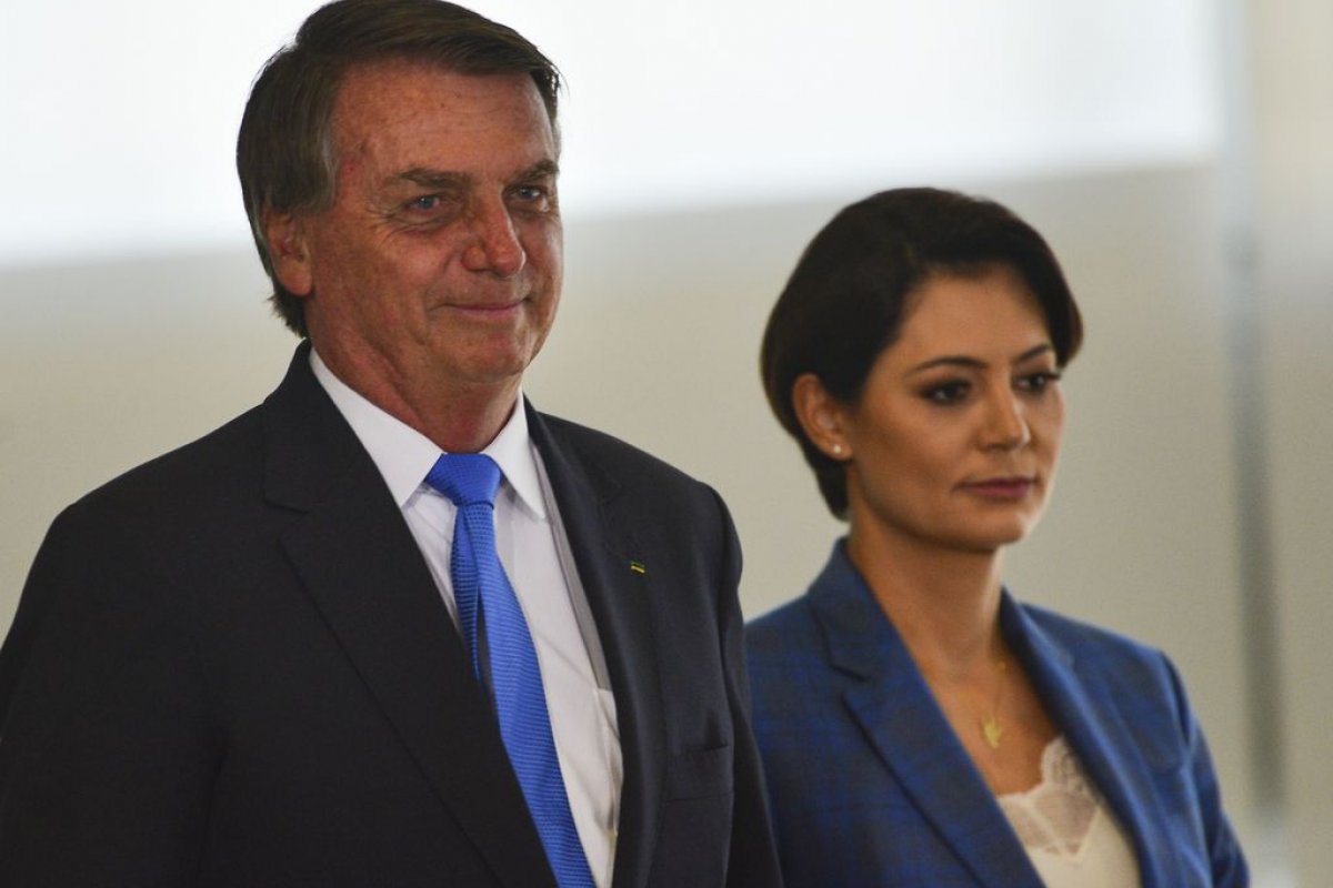 "Manda quem pode, obedece quem tem juízo", diz Bolsonaro sobre Michele