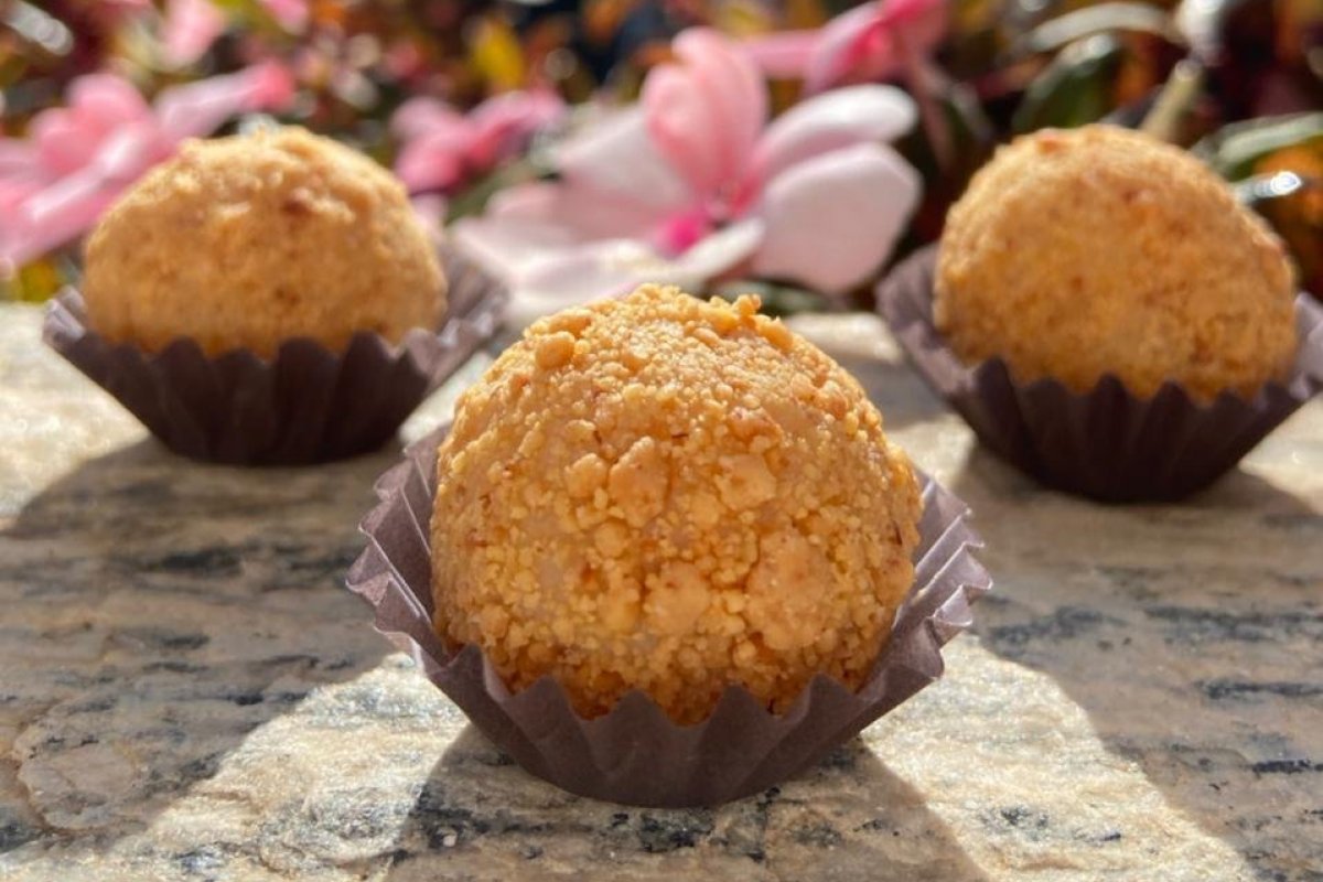 Brigadeiro de paçoca une 2 queridinhos dos brasileiros!