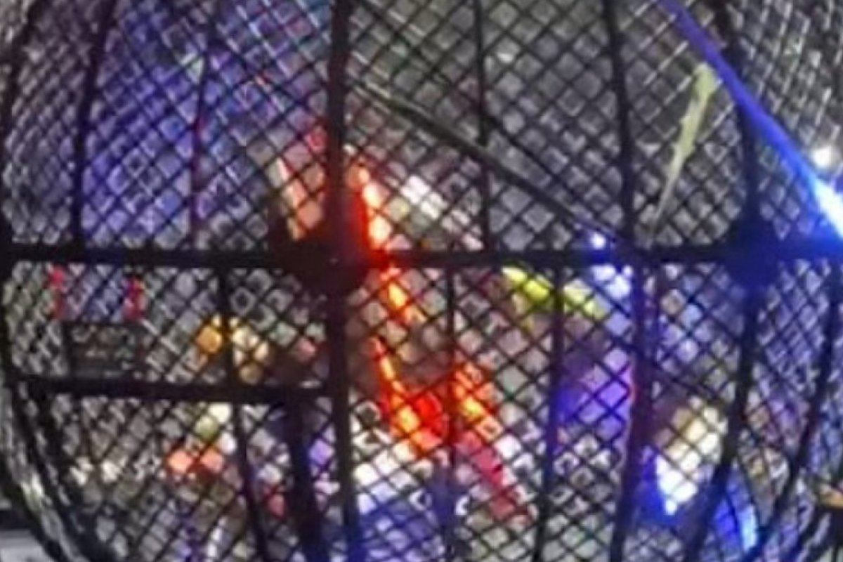 Motociclistas colidem durante apresentação em 'globo da morte' de circo em Itabuna, na Bahia