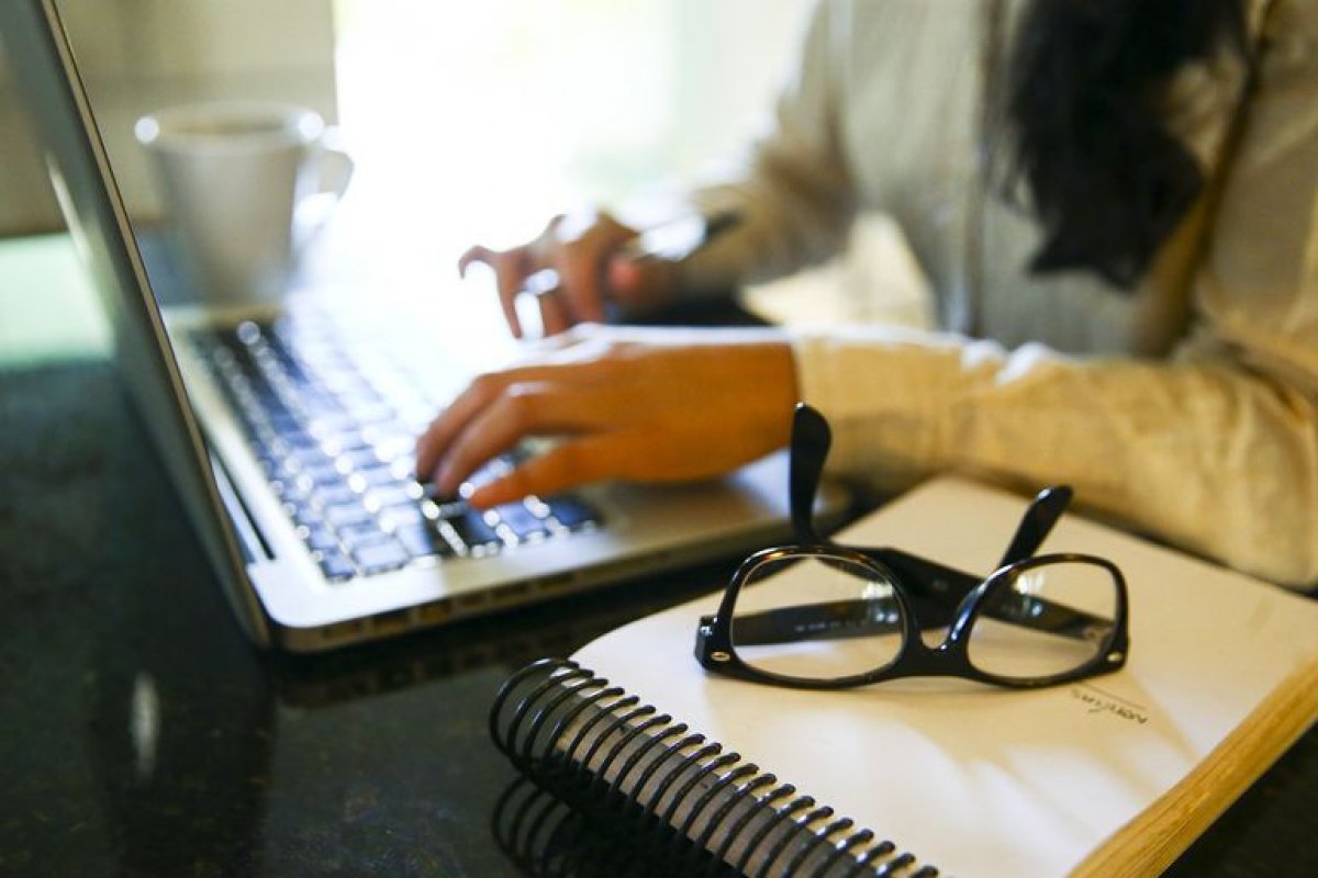 Maioria das empresas brasileiras adota formato híbrido de trabalho, aponta pesquisa