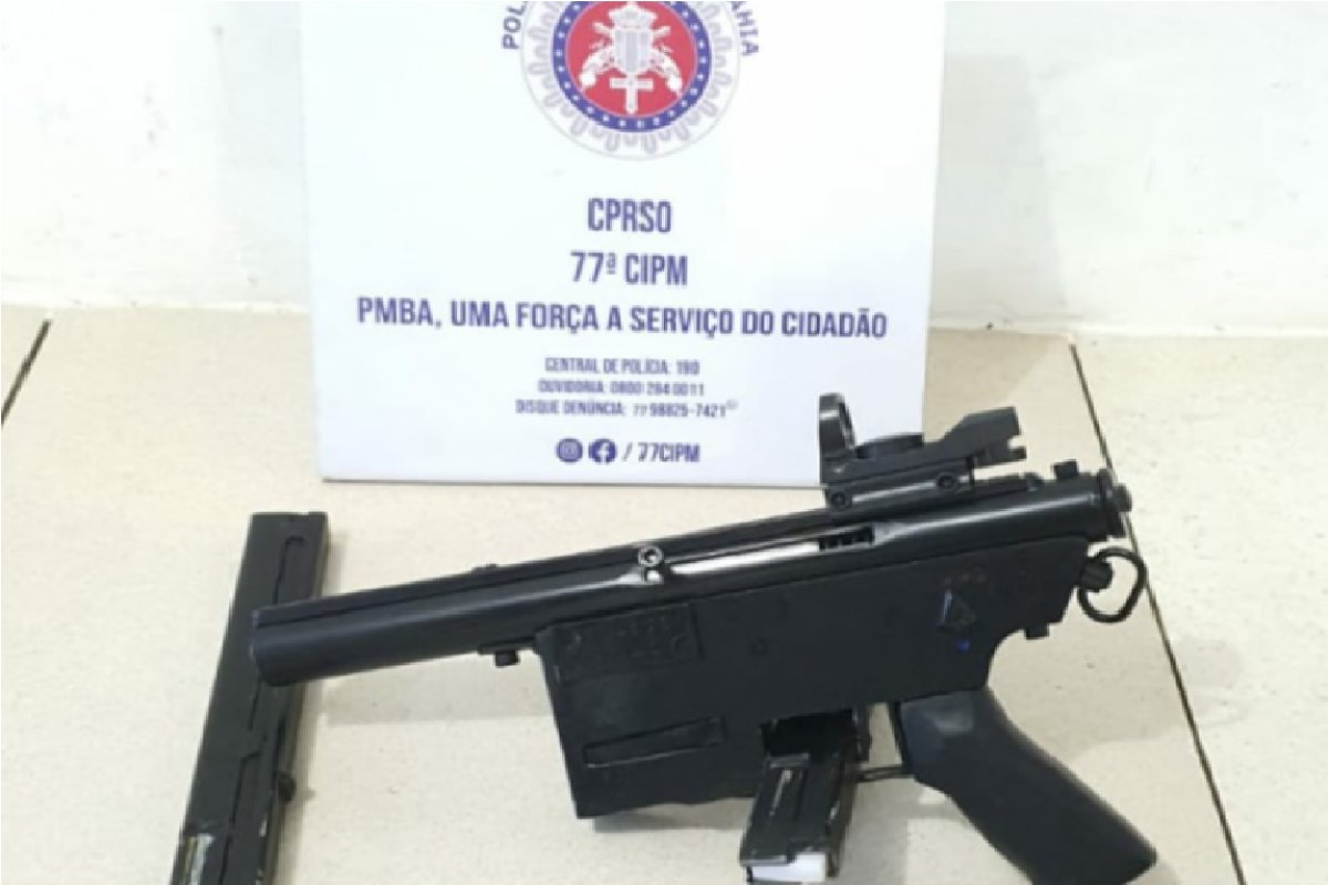 Polícia Militar apreende submetralhadora em Dias D' Ávila (BA)