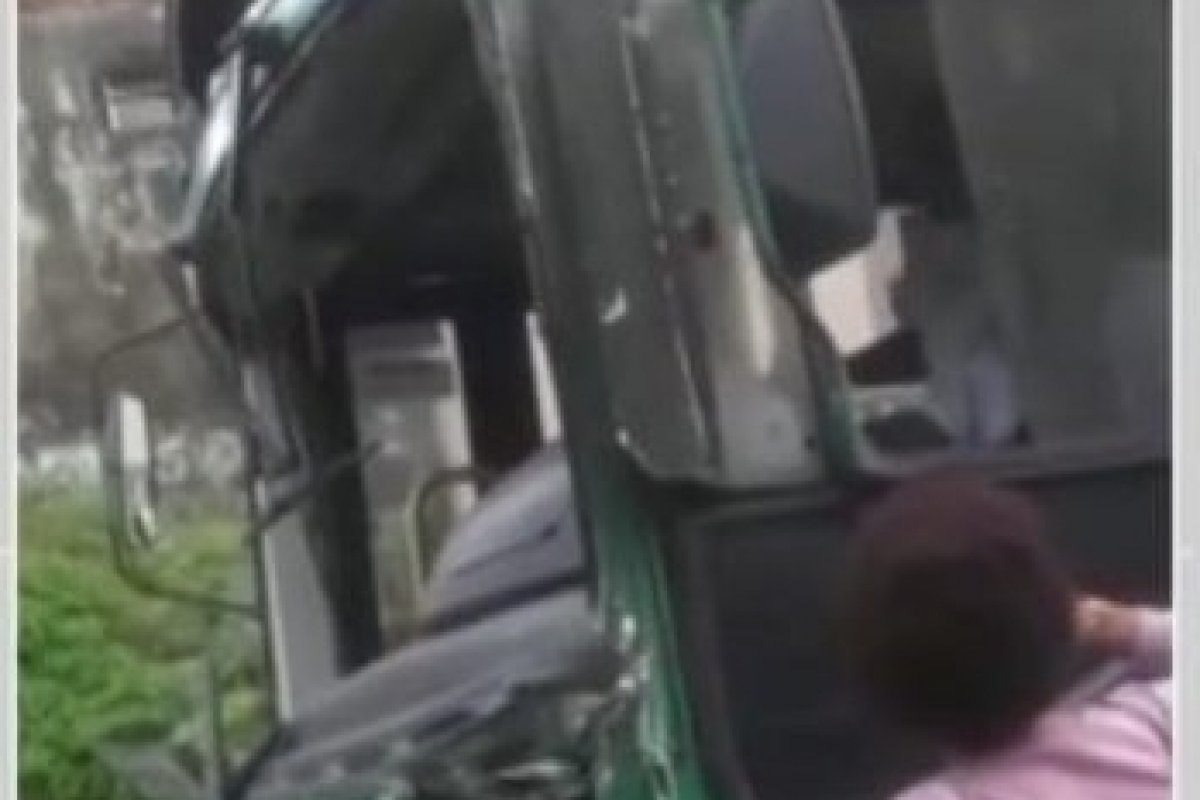 Ônibus batem de frente no final de linha da Mata Escura, em Salvador