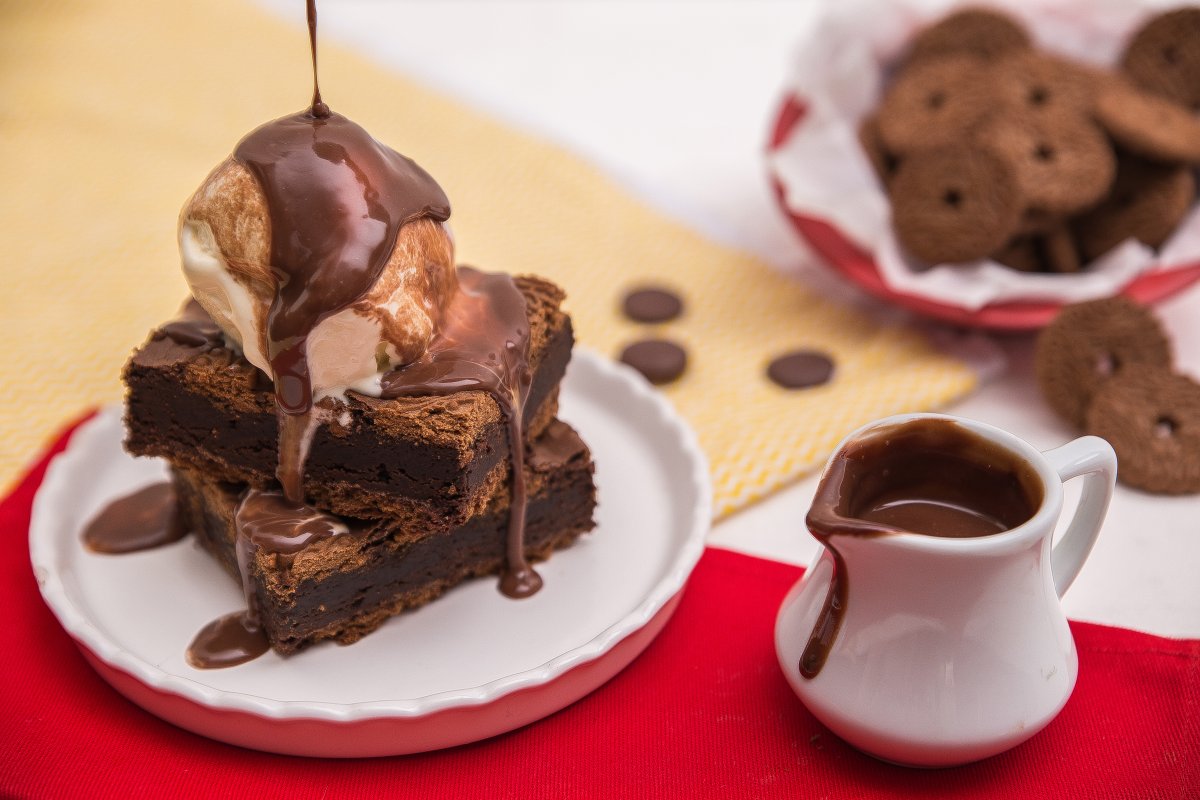 Aprenda a fazer Brownie Crocante com Sorvete e Calda de Creme de Avelã!