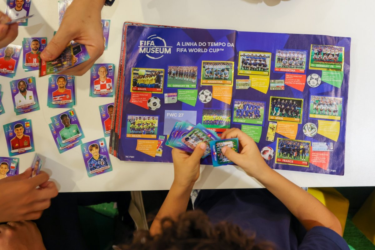 Troca de figurinhas do álbum da Copa agita shoppings de Salvador!