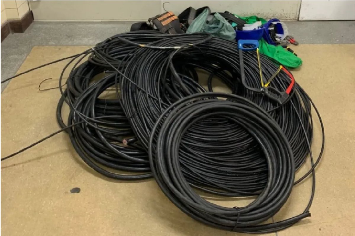 Dupla é presa com uniforme de empresa de telefonia ao furtar mais de 500 metros de fios de cobre em Salvador