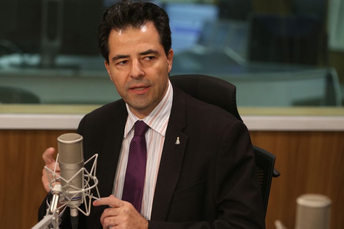 "O Brasil tem que ser um Canadá", diz ministro Ministro de Minas e Energia