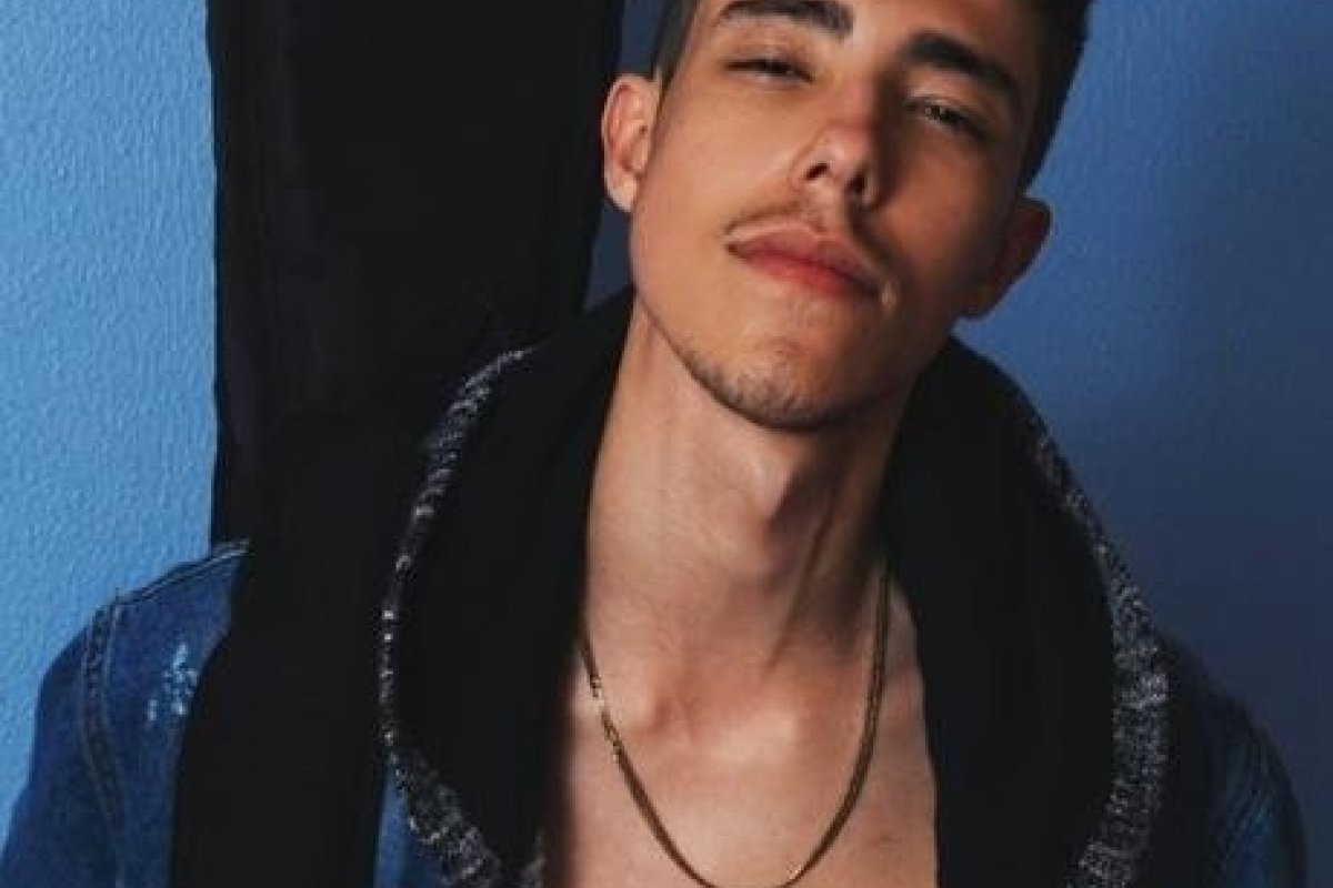 Filho de Latino anuncia carreira como cantor