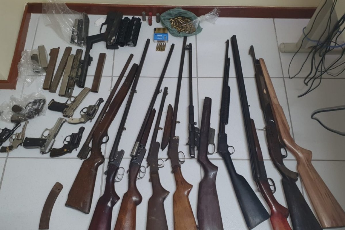 Duas pessoas são presas em flagrante por comércio ilegal de armas em Feira de Santana