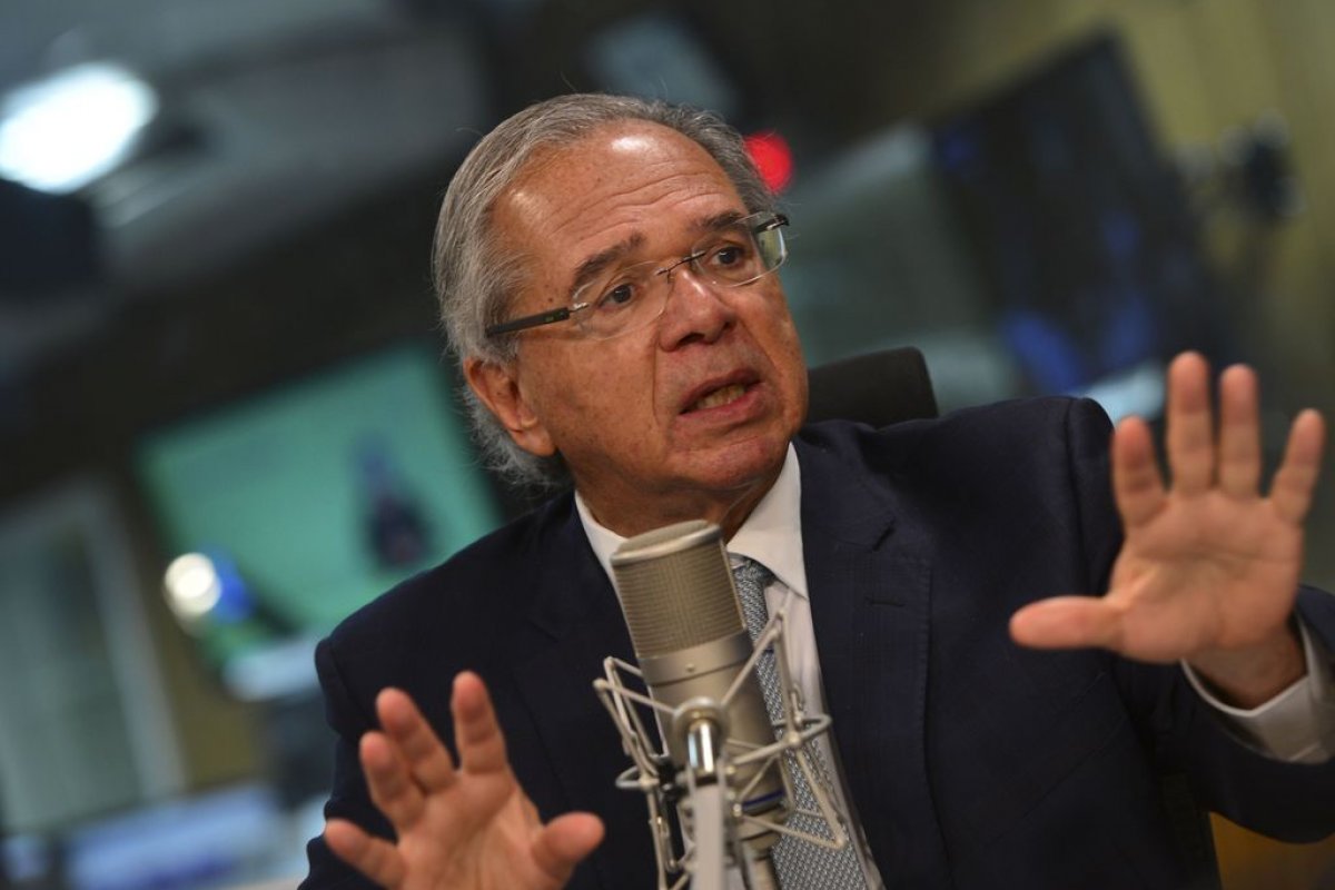 "Taxa de desemprego vai a 8% até o final de 2022", diz Paulo Guedes
