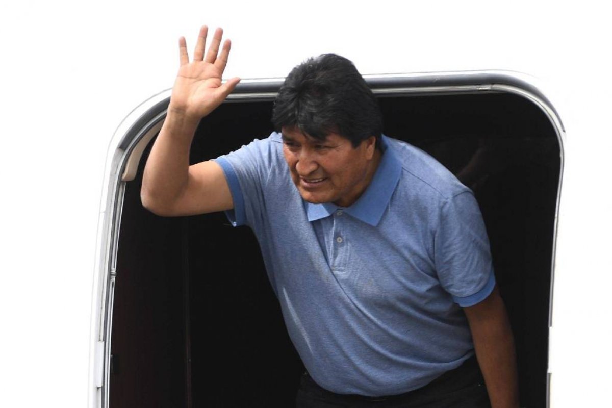 Evo Morales chega ao México após receber asilo e diz que o país salvou sua vida