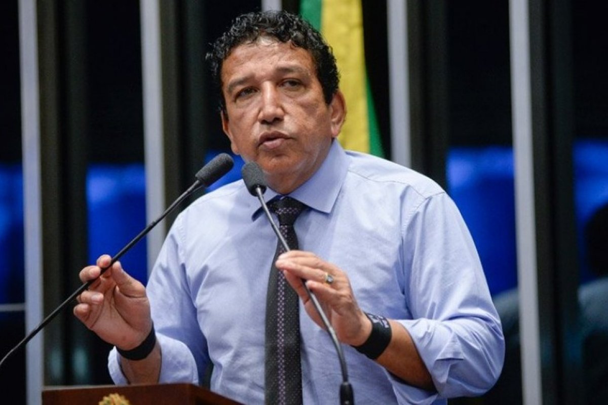 Moraes vota para tornar Magno Malta réu por calúnia contra Barroso