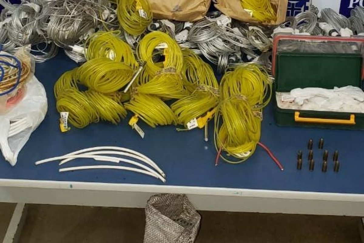 Explosivos e munição são apreendidos em depósito candestino