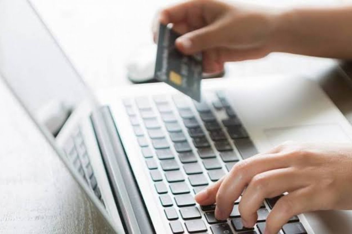 Consumidores pretendem fazer compras online para as festas de fim ano, diz pesquisa