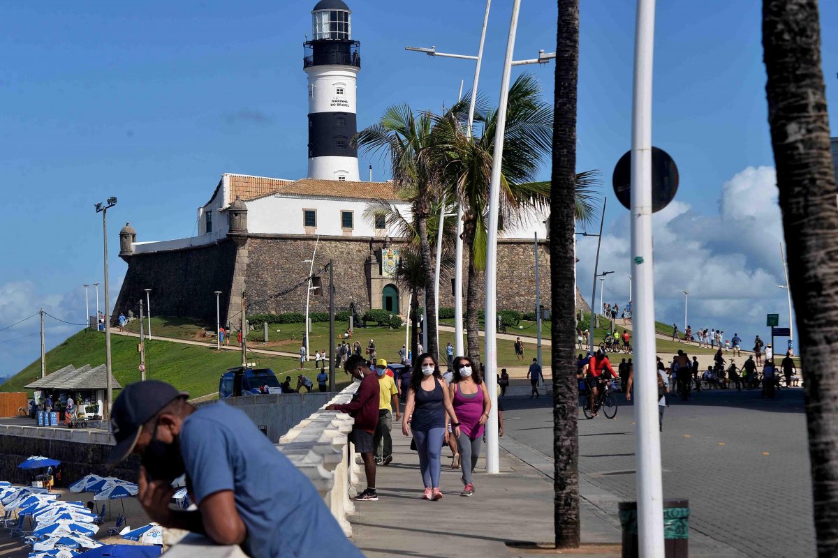 Grávida e homem são atingidos por tiros na Barra, em Salvador