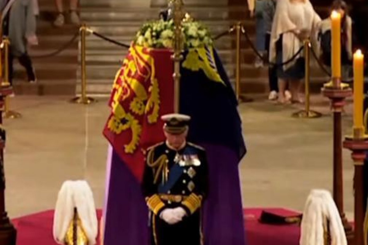 Homem é preso por assediar sexualmente mulheres na fila do funeral da rainha