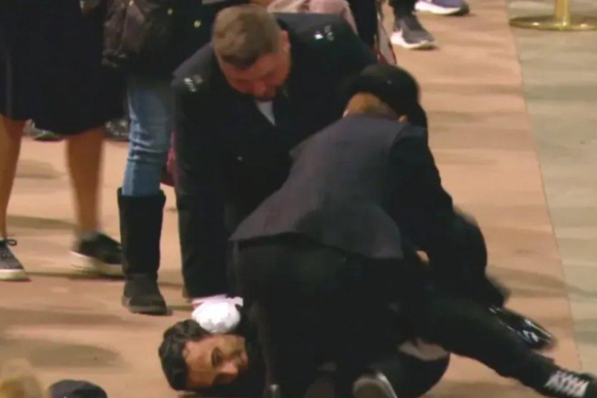 Homem tenta se aproximar do caixão da rainha Elizabeth II e é detido por guardas