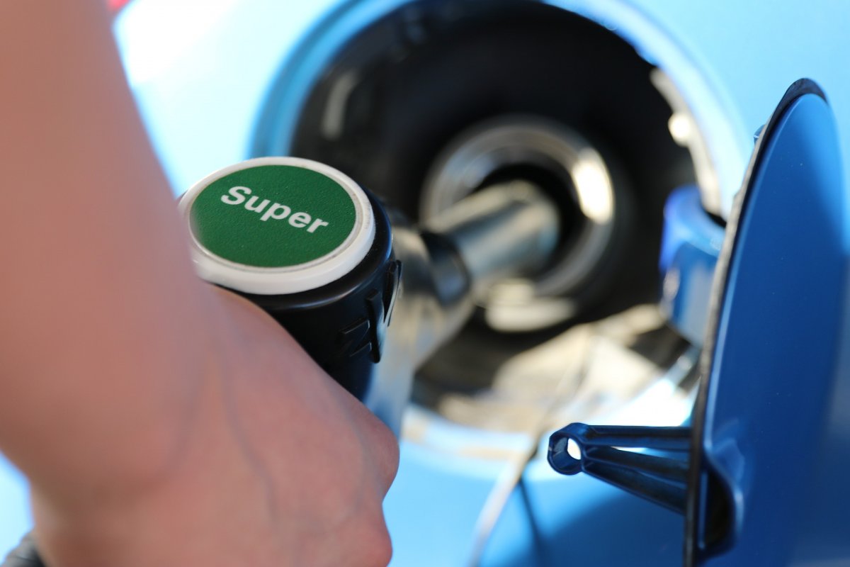 Após um ano, preço da gasolina fica abaixo de R$5