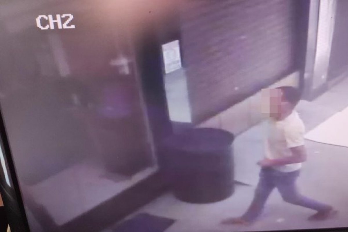 Vídeo: Homem invade barbearia ao lado de delegacia e rouba cinco celulares em Lauro de Freitas