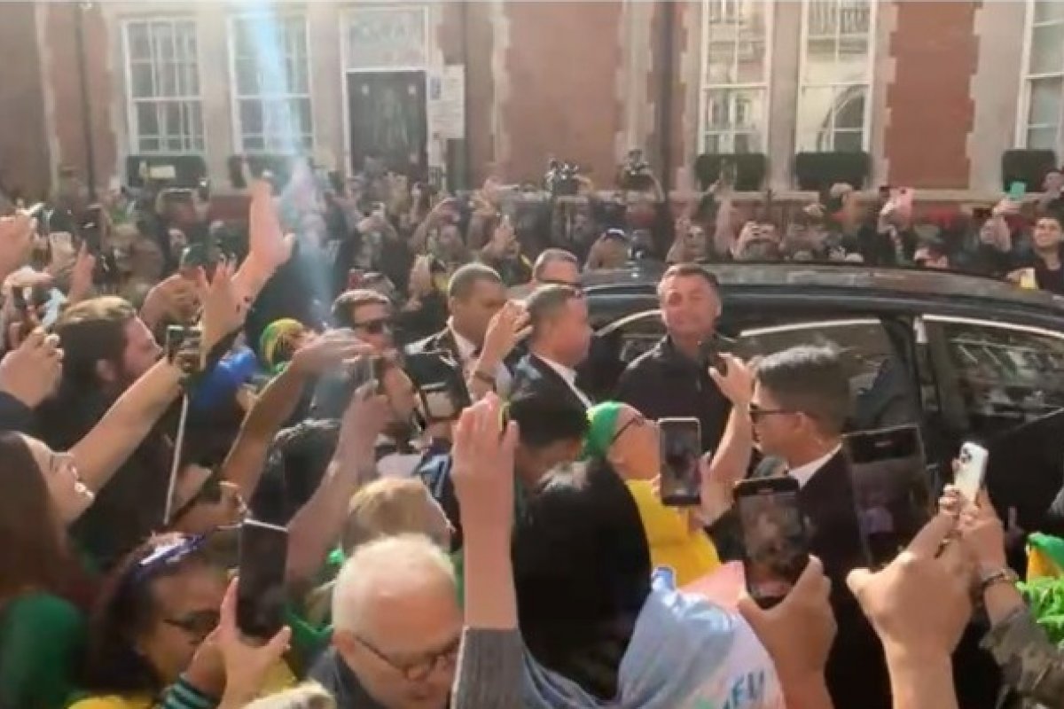 Vídeo: Bolsonaro chega a Londres para velório da rainha Elizabeth II