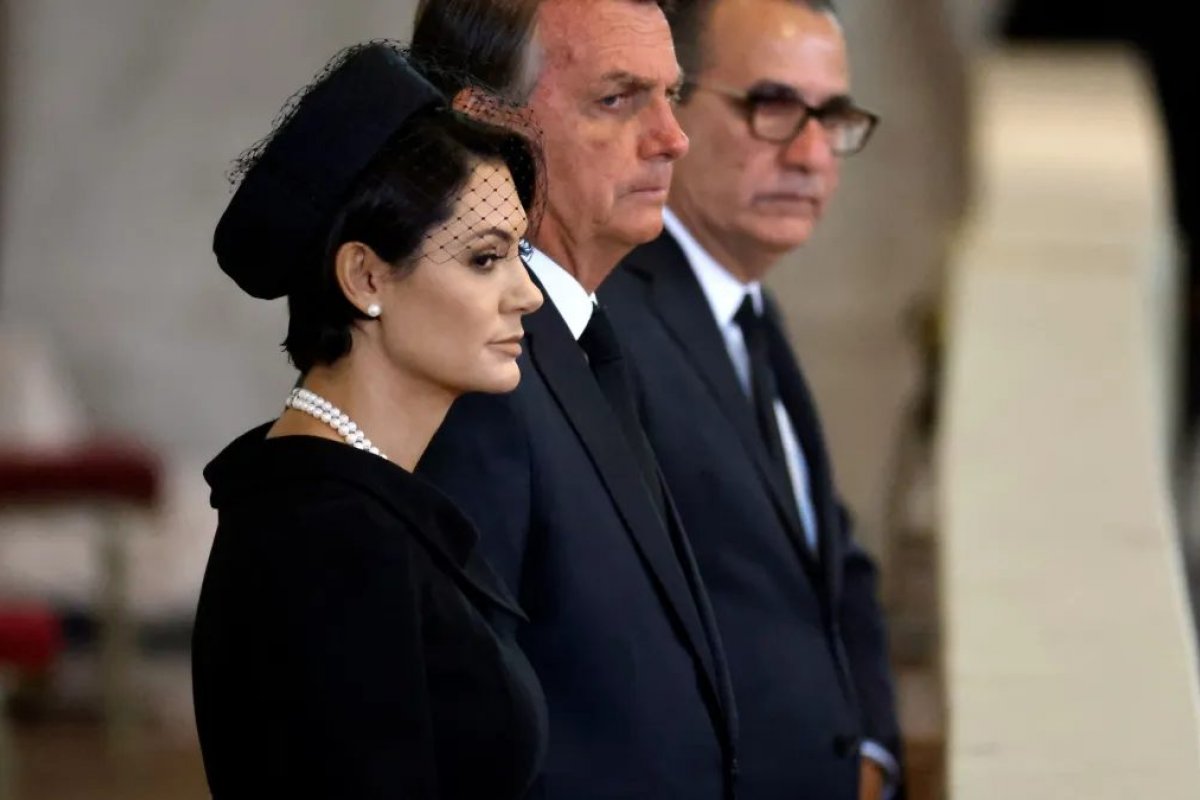 Em Londres, Bolsonaro visita o caixão e presta homenagem à rainha
