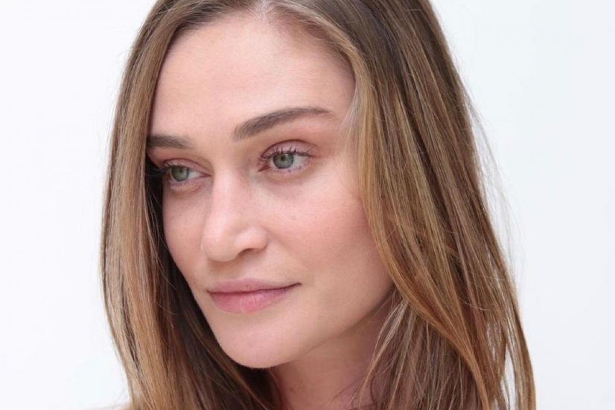 Vivi Orth muda de visual e aparece com fios loiros