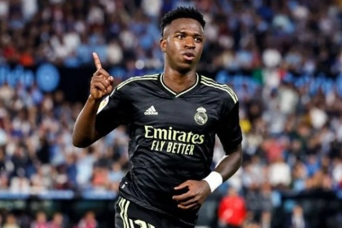 LaLiga vai denunciar cânticos racistas contra Vinícius Jr