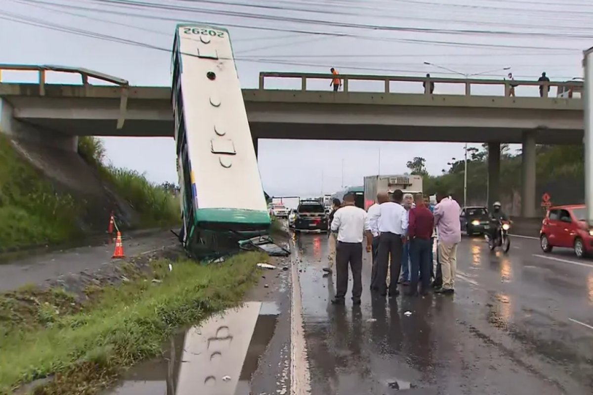Salvador: ônibus que despencou de viaduto na BR-324 segue no local cerca de 9h após acidente