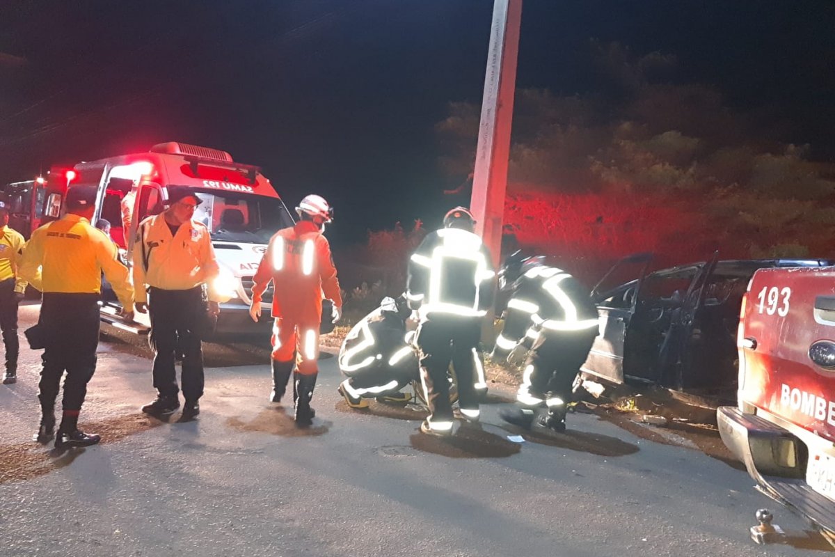 Bombeiros retiram vítimas de ferragens após acidente em Paulo Afonso