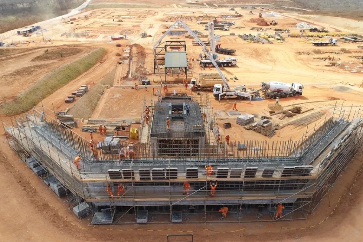 De olho nos carros elétricos, Brasil deve dobrar produção de lítio até o fim do ano